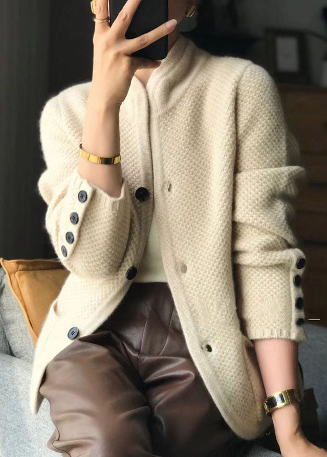"Beige damcardigan med ståkrage och knappar, chic design med avslappnad passform, perfekt för vardag och fest."