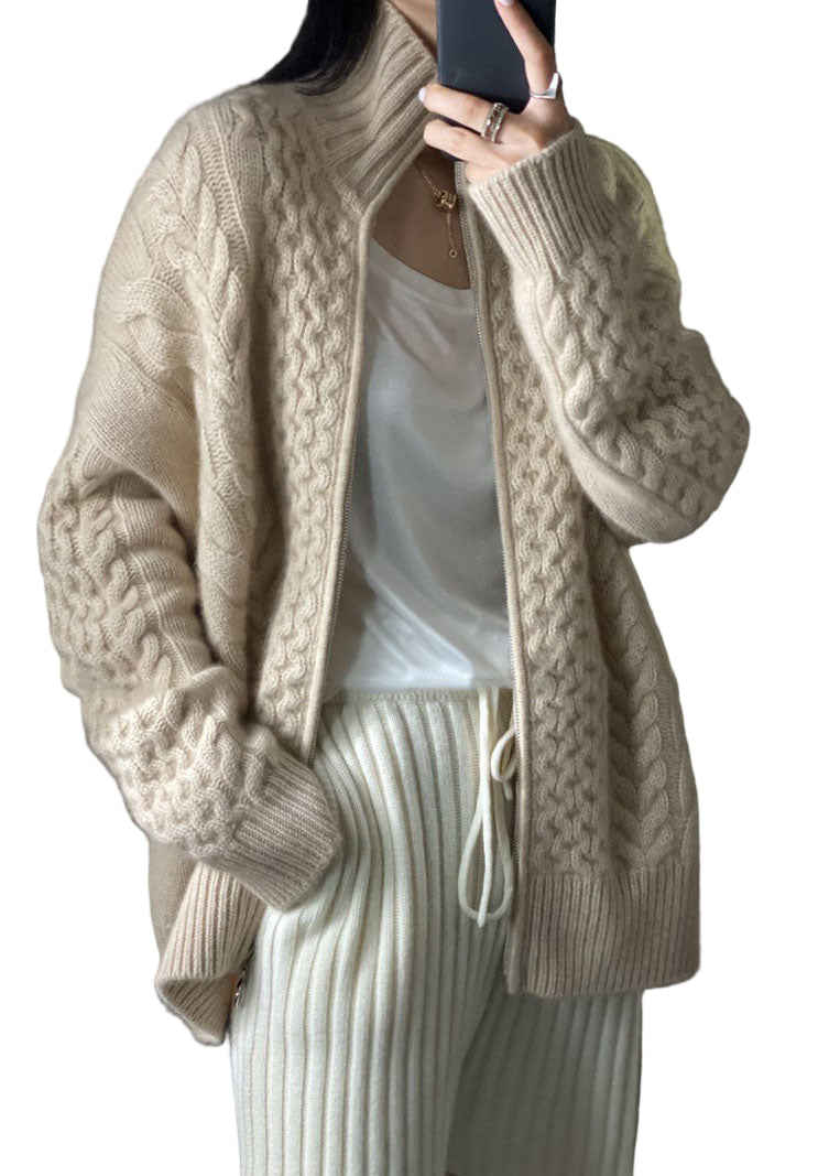 Beige damkappa med dragkedja och stickad design, elegant och mysig för både vardag och officiella tillfällen.