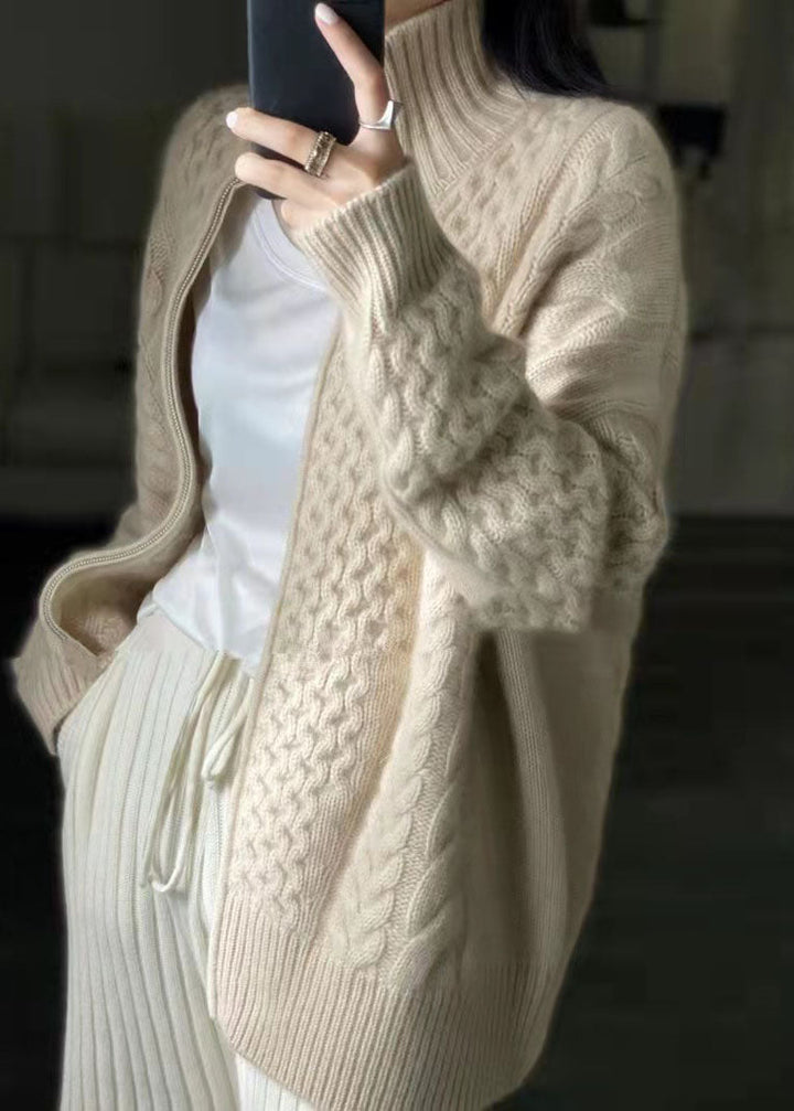 Beige damkappa med dragkedja och stickad design, elegant och mysig för både vardag och officiella tillfällen.