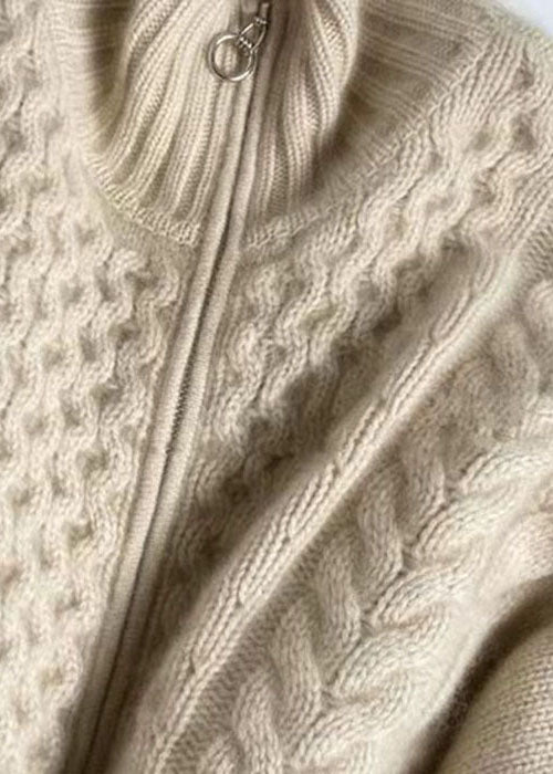 Beige damkappa med dragkedja och stickad design, elegant och mysig för både vardag och officiella tillfällen.
