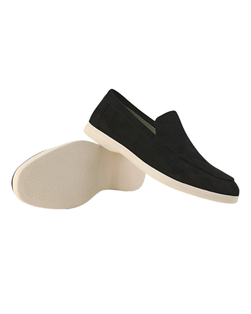 "Beige herr loafers i mjuk mocka, bekväma slip-on med vadderad sula, eleganta och mångsidiga för olika tillfällen."