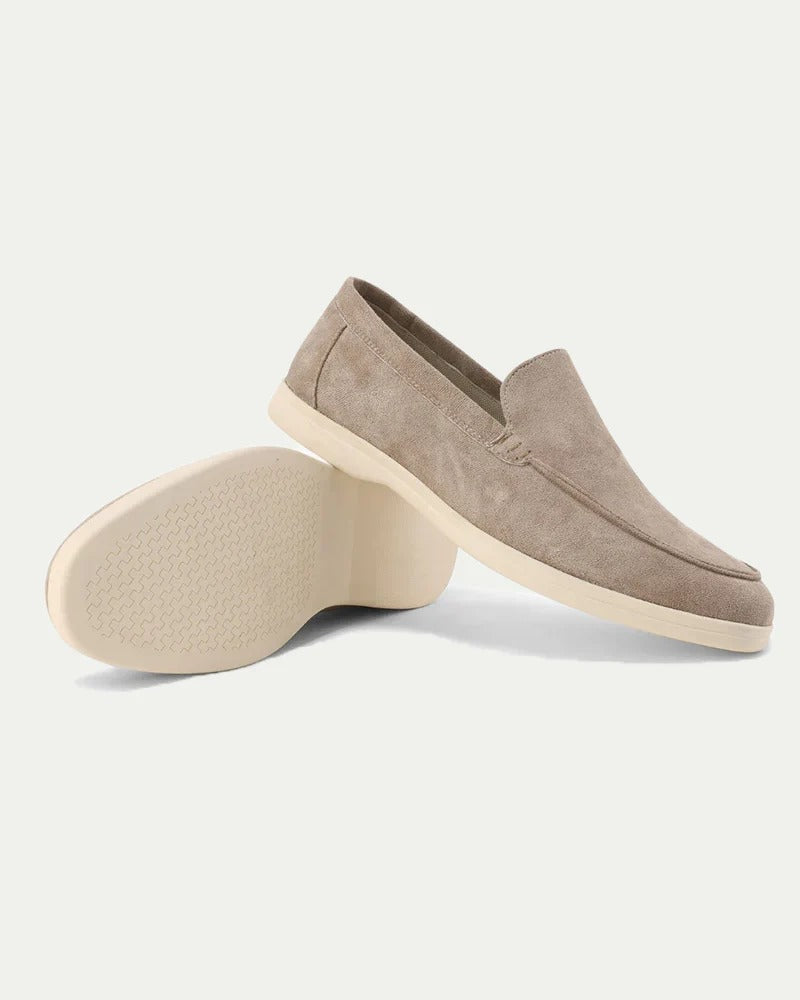 "Beige herr loafers i mjuk mocka, bekväma slip-on med vadderad sula, eleganta och mångsidiga för olika tillfällen."