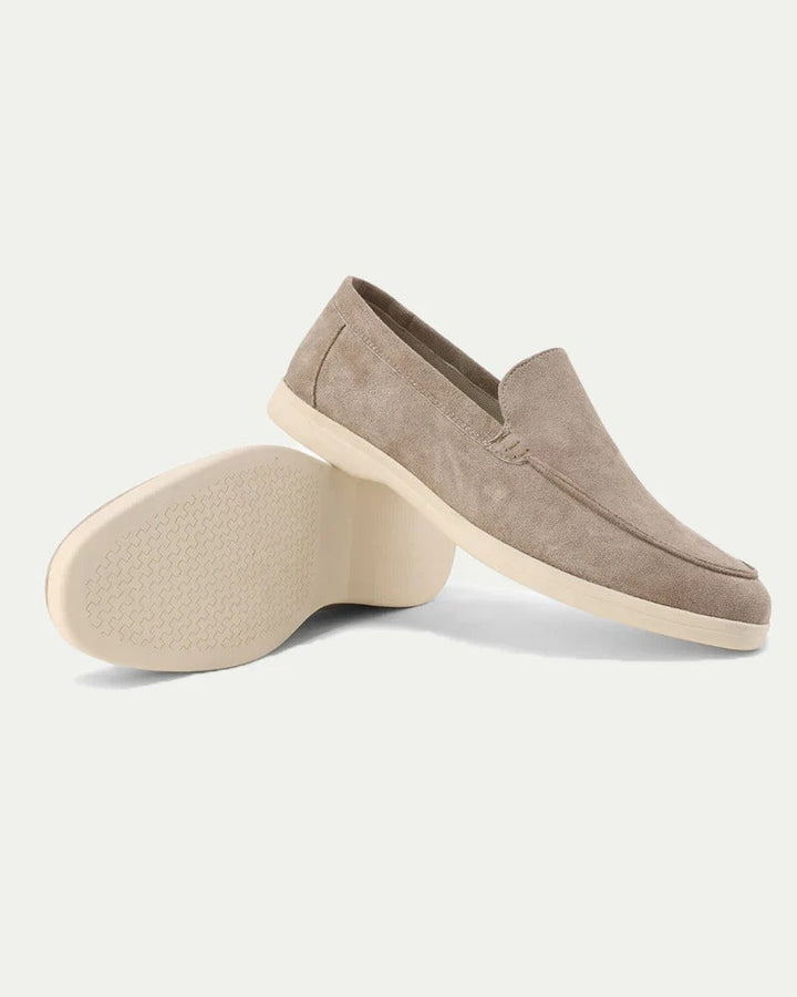 "Beige herr loafers i mjuk mocka, bekväma slip-on med vadderad sula, eleganta och mångsidiga för olika tillfällen."