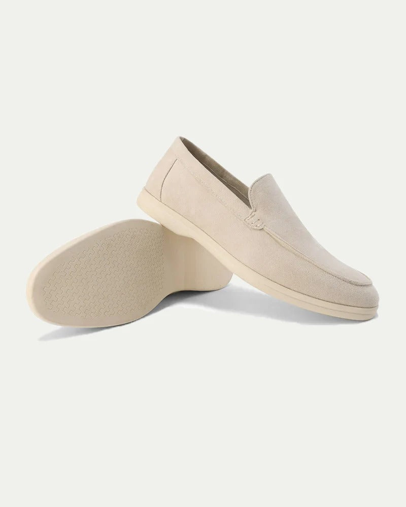 "Beige herr loafers i mjuk mocka, bekväma slip-on med vadderad sula, eleganta och mångsidiga för olika tillfällen."