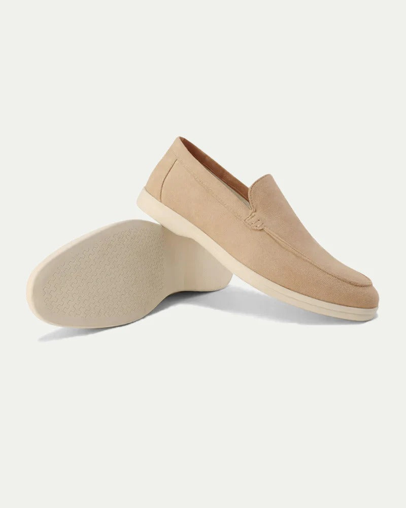 "Beige herr loafers i mjuk mocka, bekväma slip-on med vadderad sula, eleganta och mångsidiga för olika tillfällen."