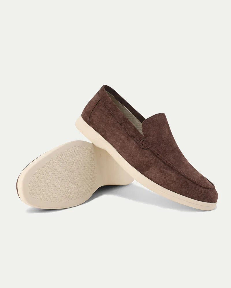 "Beige herr loafers i mjuk mocka, bekväma slip-on med vadderad sula, eleganta och mångsidiga för olika tillfällen."