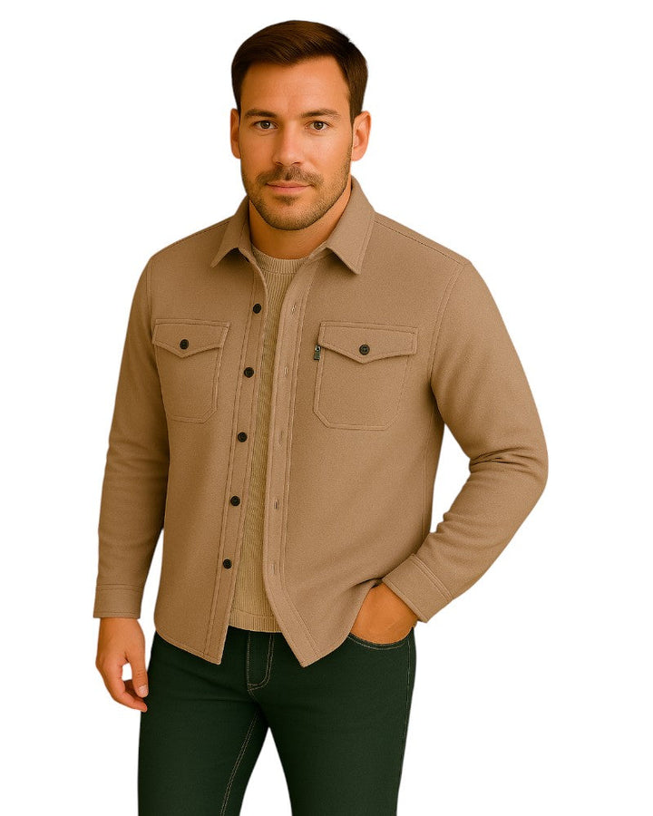 "Beige och blå herrskjorta i höstfärger, trendig design, lätt att kombinera, perfekt för vardag och formella tillfällen."