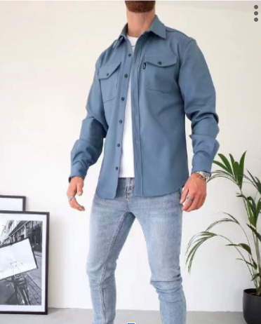 "Beige och blå herrskjorta i höstfärger, trendig design, lätt att kombinera, perfekt för vardag och formella tillfällen."