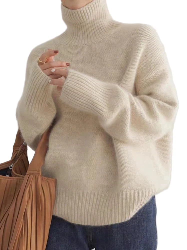 "Beige och grå turtleneck-tröja i kashmirstil för kvinnor, elegant design med mjuk textur."