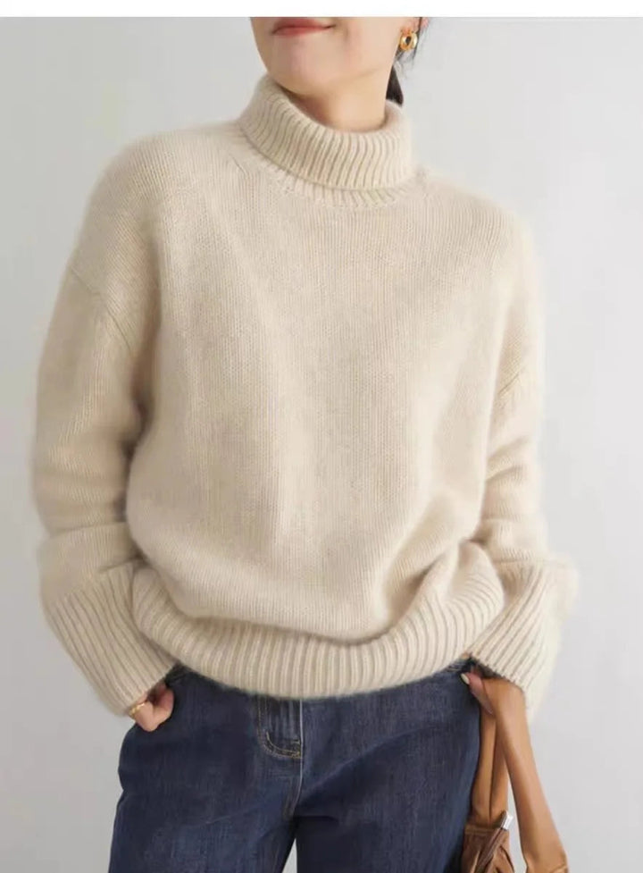 "Beige och grå turtleneck-tröja i kashmirstil för kvinnor, elegant design med mjuk textur."