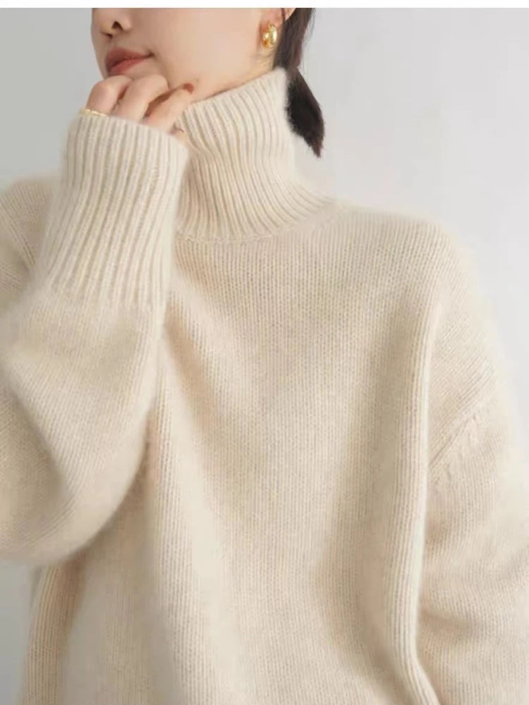 "Beige och grå turtleneck-tröja i kashmirstil för kvinnor, elegant design med mjuk textur."