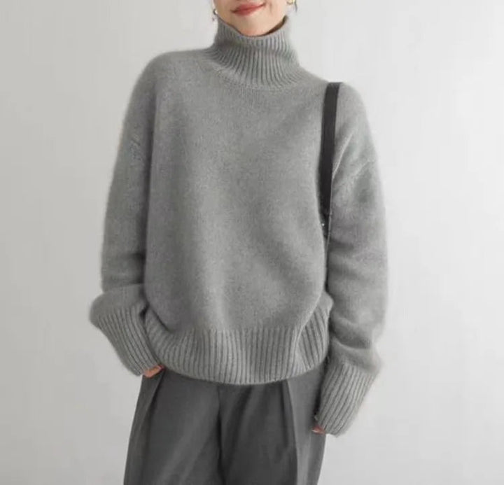 "Beige och grå turtleneck-tröja i kashmirstil för kvinnor, elegant design med mjuk textur."