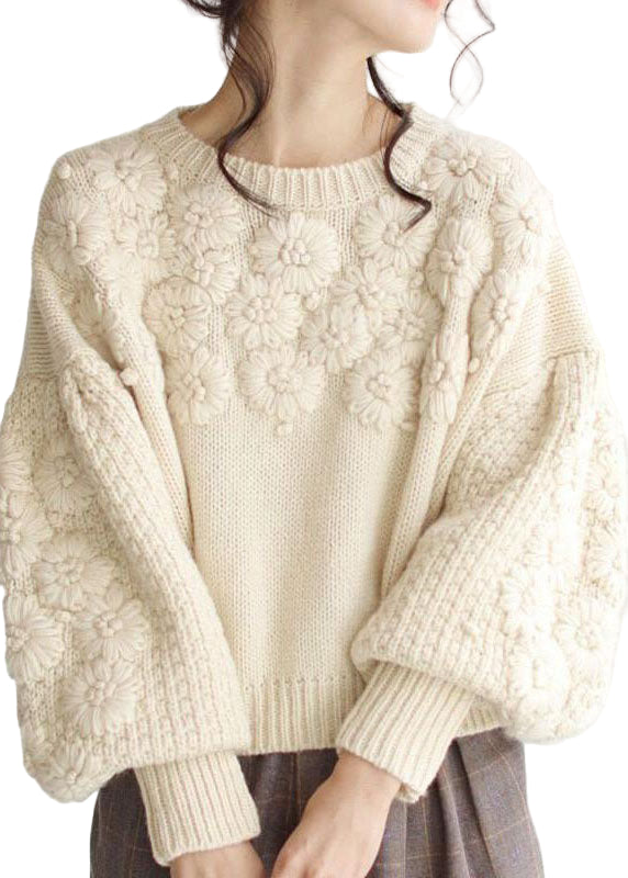 "Beige stickad damtröja med broderi, elegant och varm för höstmode, perfekt för lager-på-lager styling."