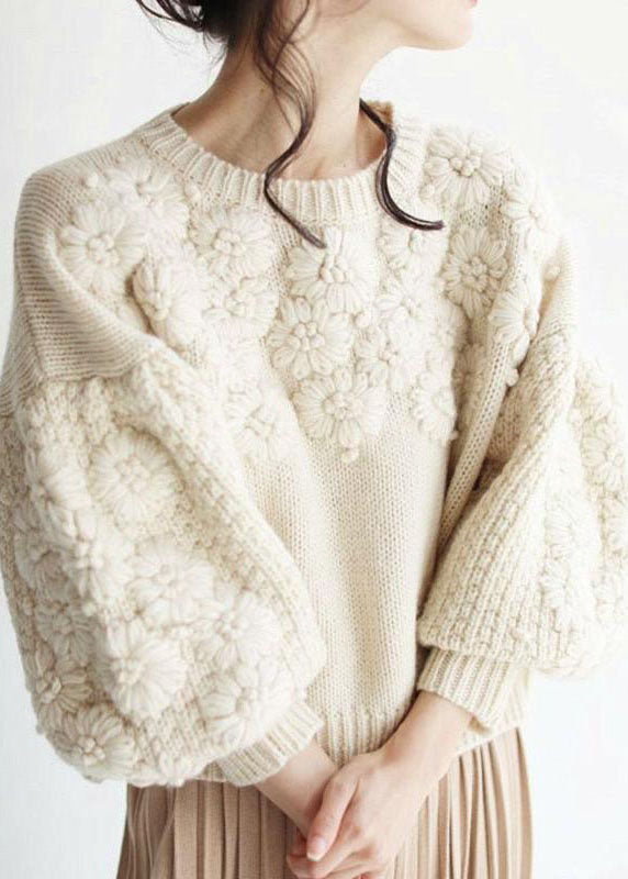 "Beige stickad damtröja med broderi, elegant och varm för höstmode, perfekt för lager-på-lager styling."