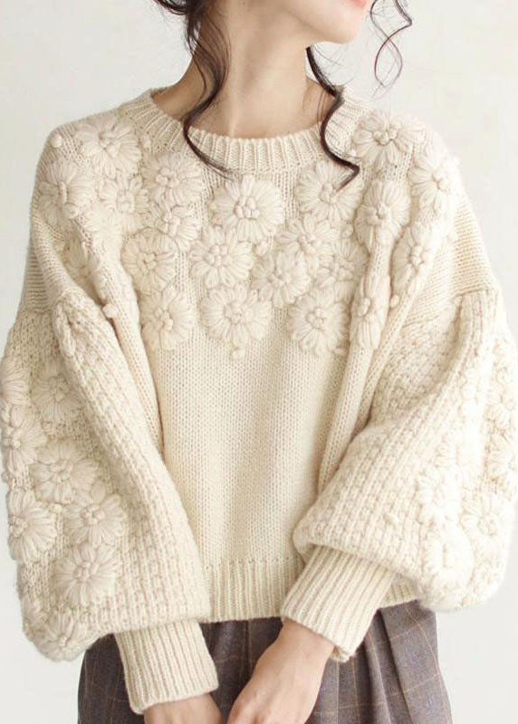"Beige stickad damtröja med broderi, elegant och varm för höstmode, perfekt för lager-på-lager styling."