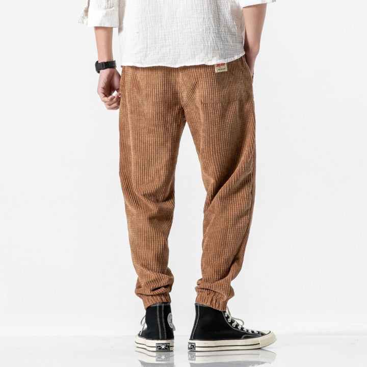 "Bekväma herr joggingbyxor i mjukt corduroy, justerbart dragsnöre, tidlös stil för vardag och elegant hemmalook."