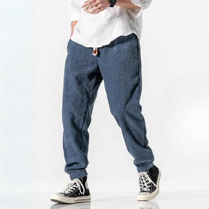 "Bekväma herr joggingbyxor i mjukt corduroy, justerbart dragsnöre, tidlös stil för vardag och elegant hemmalook."