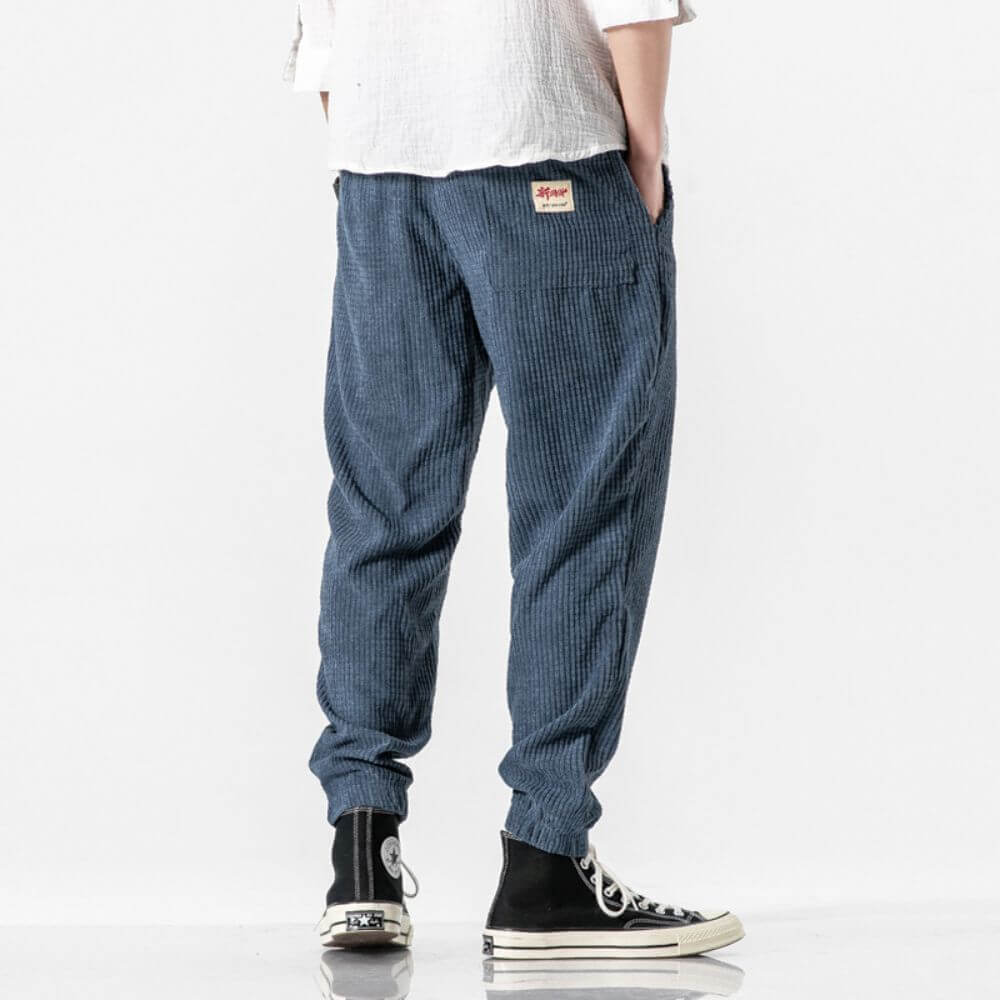 "Bekväma herr joggingbyxor i mjukt corduroy, justerbart dragsnöre, tidlös stil för vardag och elegant hemmalook."