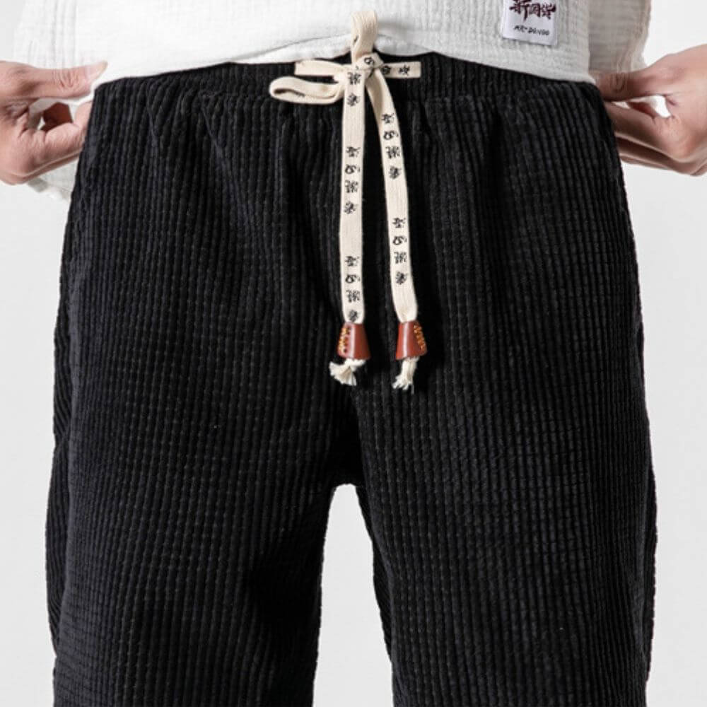 "Bekväma herr joggingbyxor i mjukt corduroy, justerbart dragsnöre, tidlös stil för vardag och elegant hemmalook."