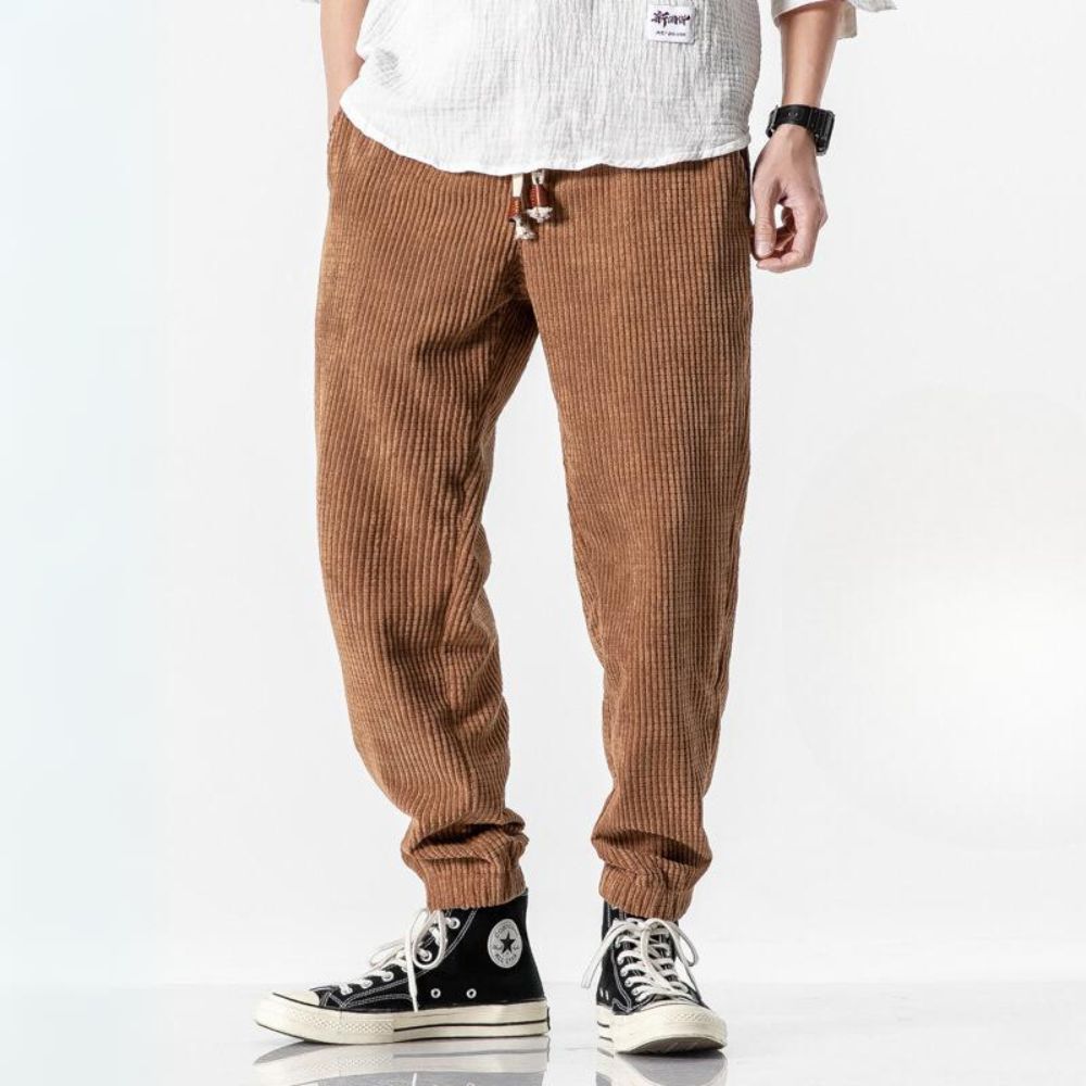 "Bekväma herr joggingbyxor i mjukt corduroy, justerbart dragsnöre, tidlös stil för vardag och elegant hemmalook."