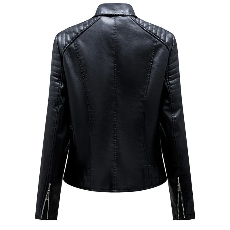Bikerjacka för kvinnor i konstläder, svart, med dragkedja, ger tidlös stil och biker chic-look.