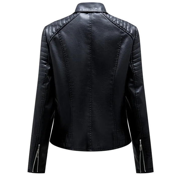 Bikerjacka för kvinnor i konstläder, svart, med dragkedja, ger tidlös stil och biker chic-look.