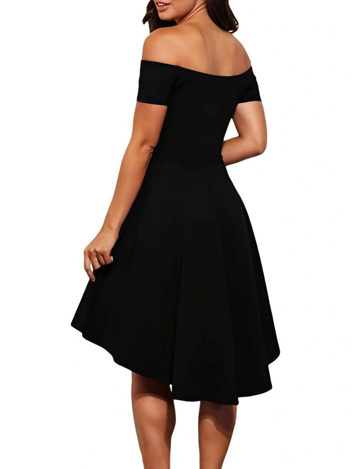 "Blå dam off-shoulder klänning, elegant silhuett, framifrån, smickrande design, perfekt för festliga tillfällen."