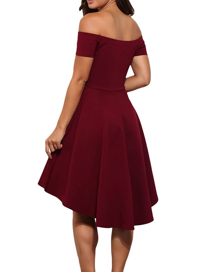 "Blå dam off-shoulder klänning, elegant silhuett, framifrån, smickrande design, perfekt för festliga tillfällen."