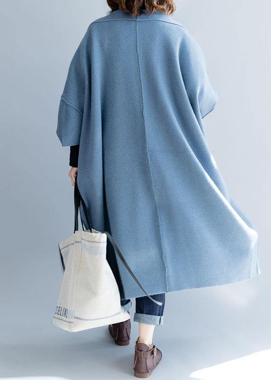 Blå damkappa med batwing-ärmar, elegant och bekväm ytterplagg.