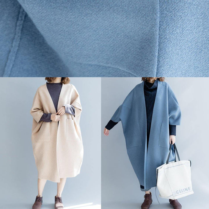 Blå damkappa med batwing-ärmar, perfekt för kallt väder och modeentusiaster.