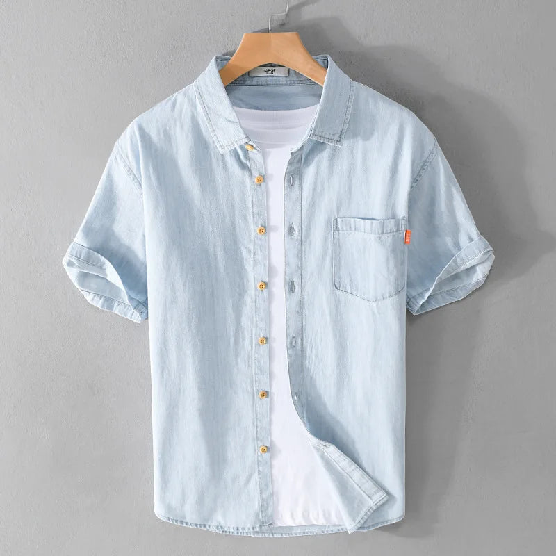 "Blå herrskjorta i denim och bomullsblandning, casual stil, kortärmad, perfekt för sommar och avslappnade tillfällen."