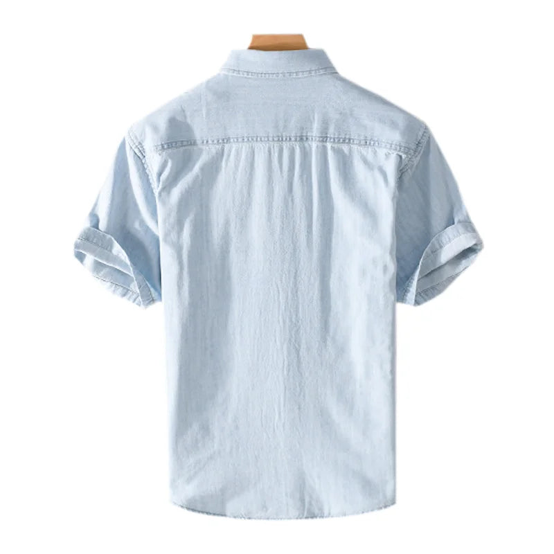"Blå herrskjorta i denim och bomullsblandning, casual stil, kortärmad, perfekt för sommar och avslappnade tillfällen."