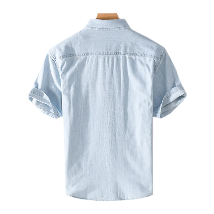 "Blå herrskjorta i denim och bomullsblandning, casual stil, kortärmad, perfekt för sommar och avslappnade tillfällen."