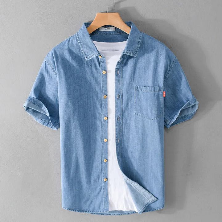 "Blå herrskjorta i denim och bomullsblandning, casual stil, kortärmad, perfekt för sommar och avslappnade tillfällen."