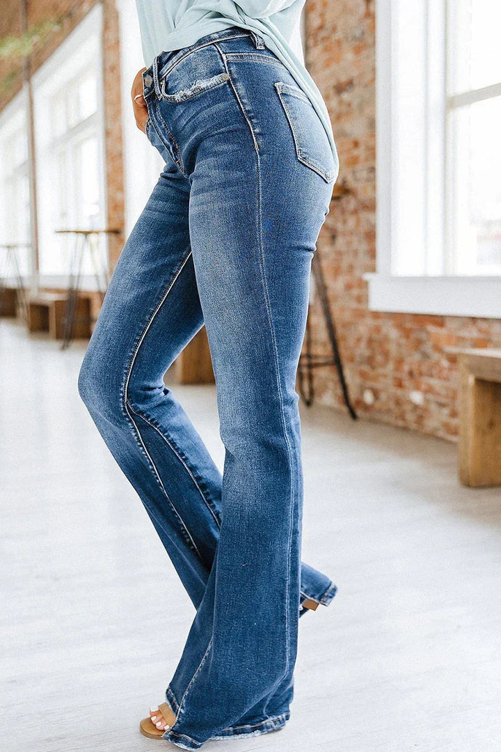 "Blå högmidjade utsvängda jeans för kvinnor, smickrande passform och retrostil, perfekt för en elegant siluett."