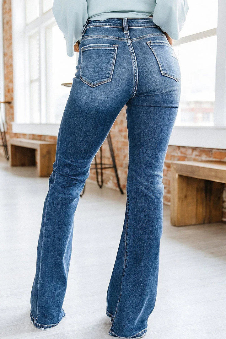 "Blå högmidjade utsvängda jeans för kvinnor, smickrande passform och retrostil, perfekt för en elegant siluett."