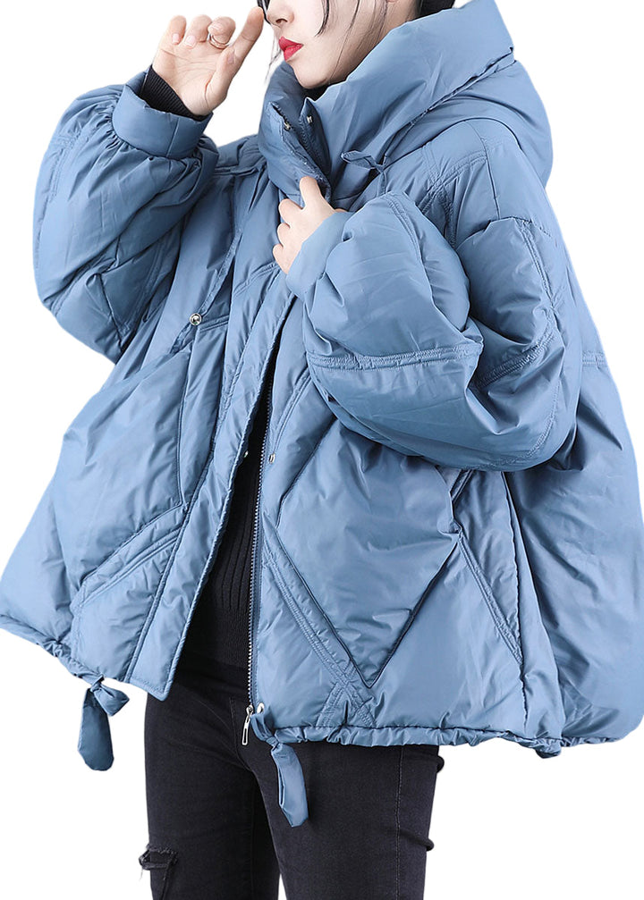 Blå vinterkappa med huva för kvinnor, loose fit, modern design, värmande fyllning, perfekt för kalla dagar.