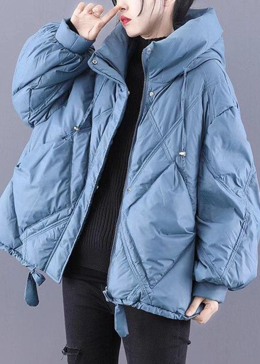 Blå vinterkappa med huva för kvinnor, loose fit, modern design, värmande fyllning, perfekt för kalla dagar.