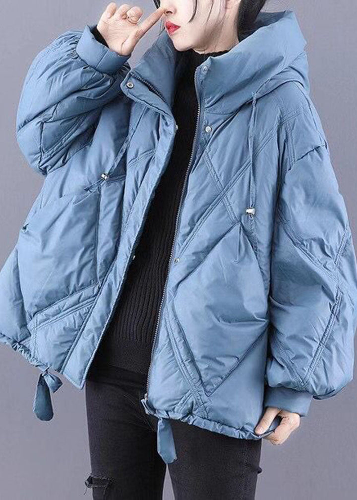Blå vinterkappa med huva för kvinnor, loose fit, modern design, värmande fyllning, perfekt för kalla dagar.