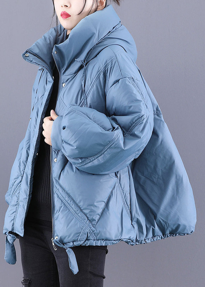 Blå vinterkappa med huva för kvinnor, loose fit, modern design, värmande fyllning, perfekt för kalla dagar.