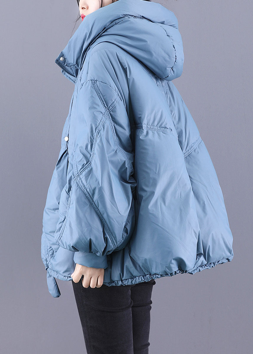 Blå vinterkappa med huva för kvinnor, loose fit, modern design, värmande fyllning, perfekt för kalla dagar.