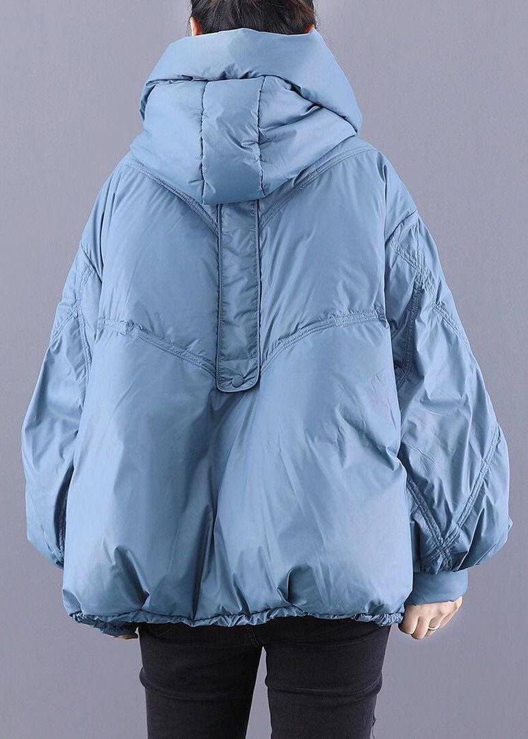 Blå vinterkappa med huva för kvinnor, loose fit, modern design, värmande fyllning, perfekt för kalla dagar.
