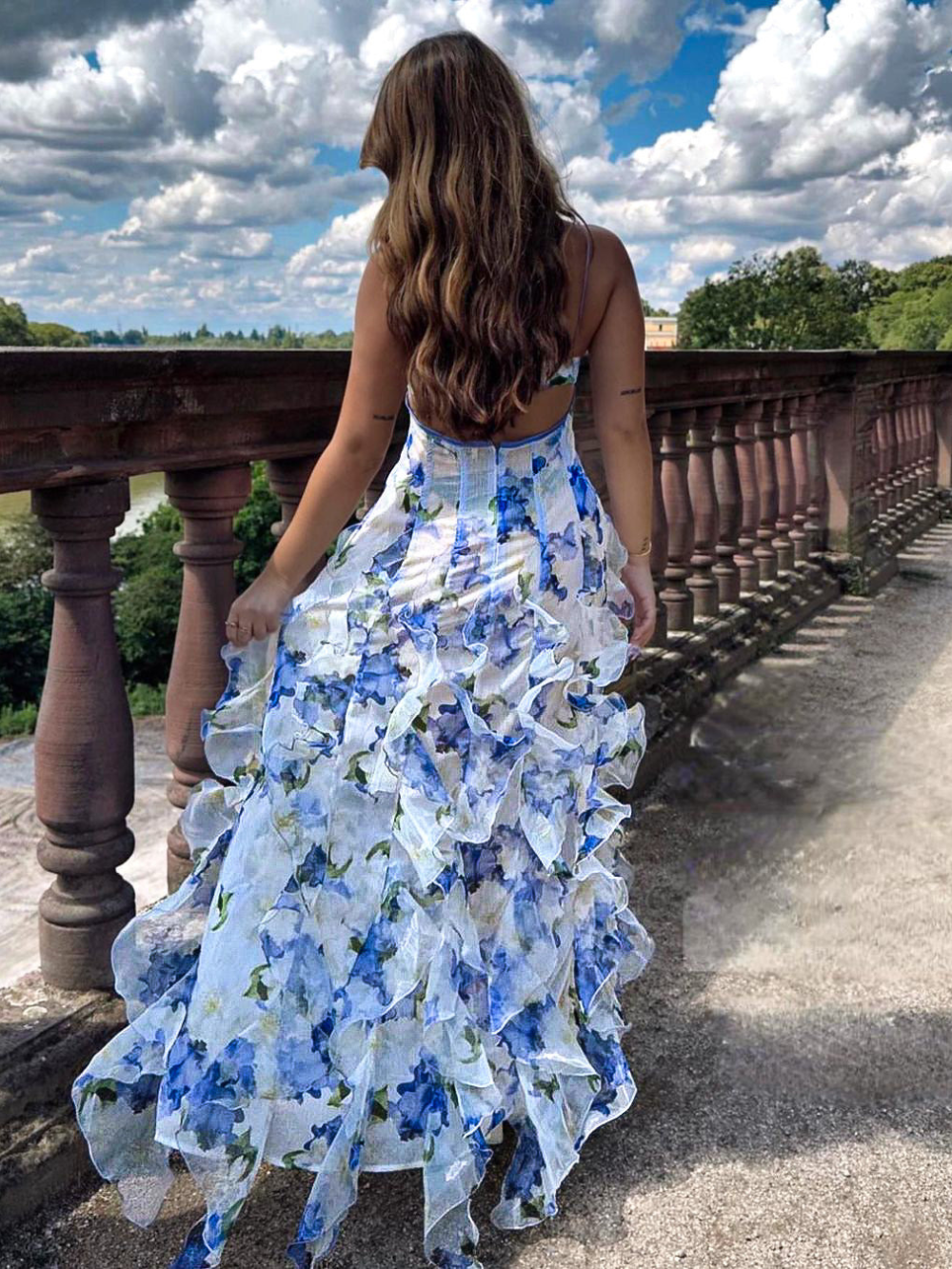 "Blommig sommarklänning med volanger, kvinnors stil, livfullt blommönster, elegant och flödande design."