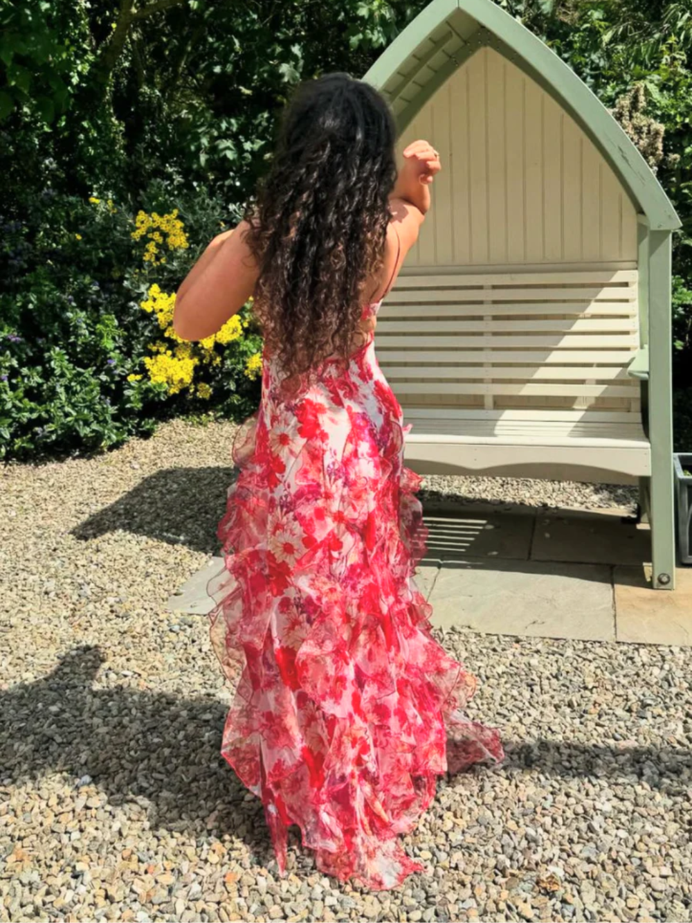 "Blommig sommarklänning med volanger, kvinnors stil, livfullt blommönster, elegant och flödande design."