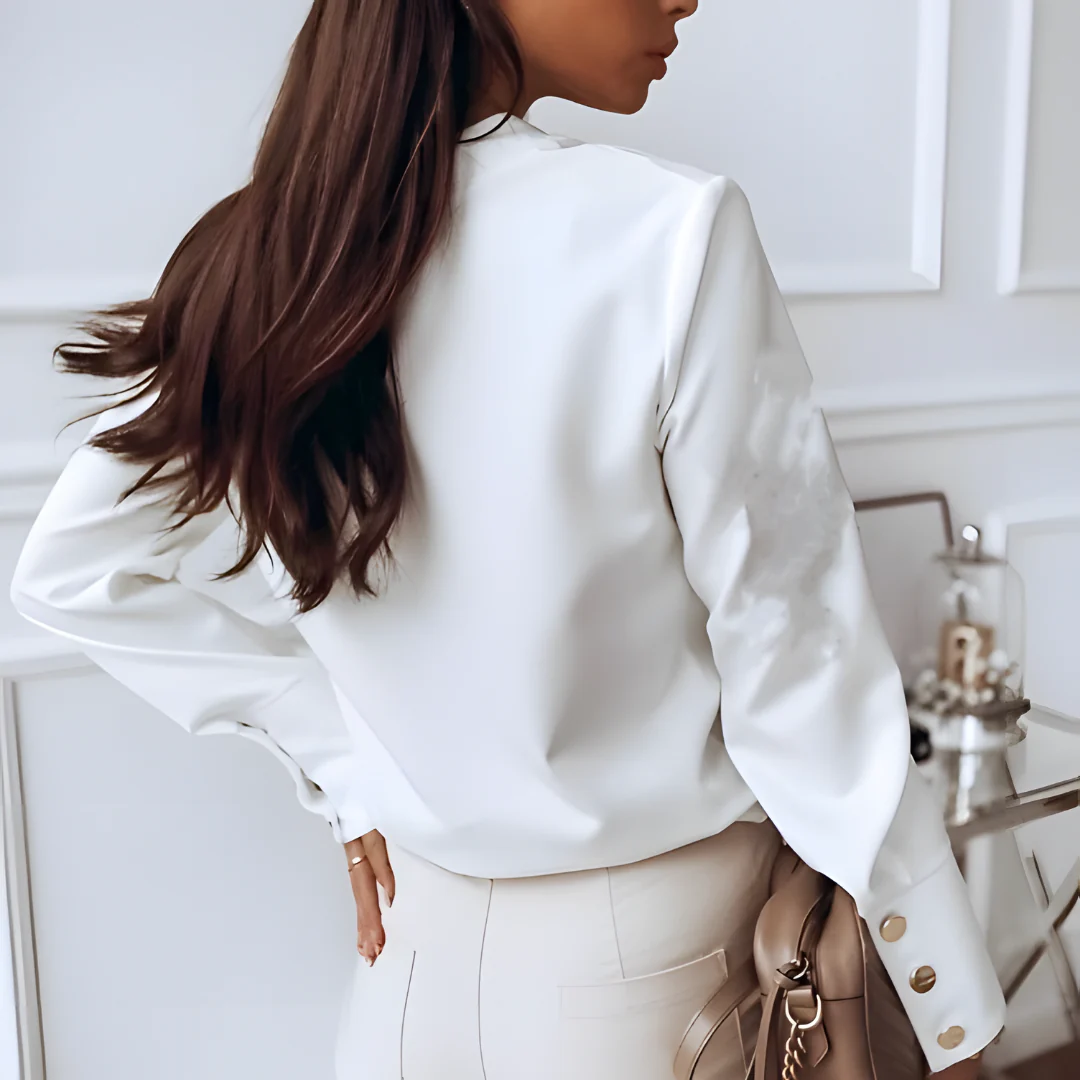 "Blus med tidlös design, lätt material och knappremsa. Perfekt för chic och avslappnad look. Klassisk damblus i luftigt tyg."