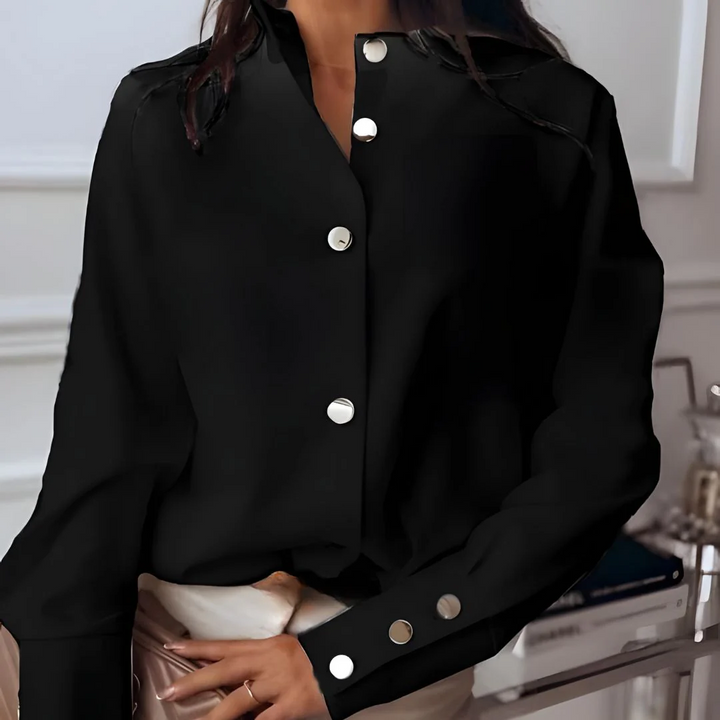 "Blus med tidlös design, lätt material och knappremsa. Perfekt för chic och avslappnad look. Klassisk damblus i luftigt tyg."