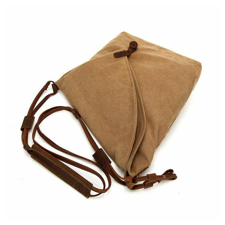 "Bohemisk crossbody-väska i beige canvas och läder, handväska för kvinnor med stilren och praktisk design."