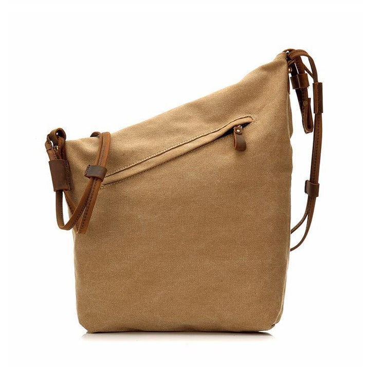 "Bohemisk crossbody-väska i beige canvas och läder, handväska för kvinnor med stilren och praktisk design."