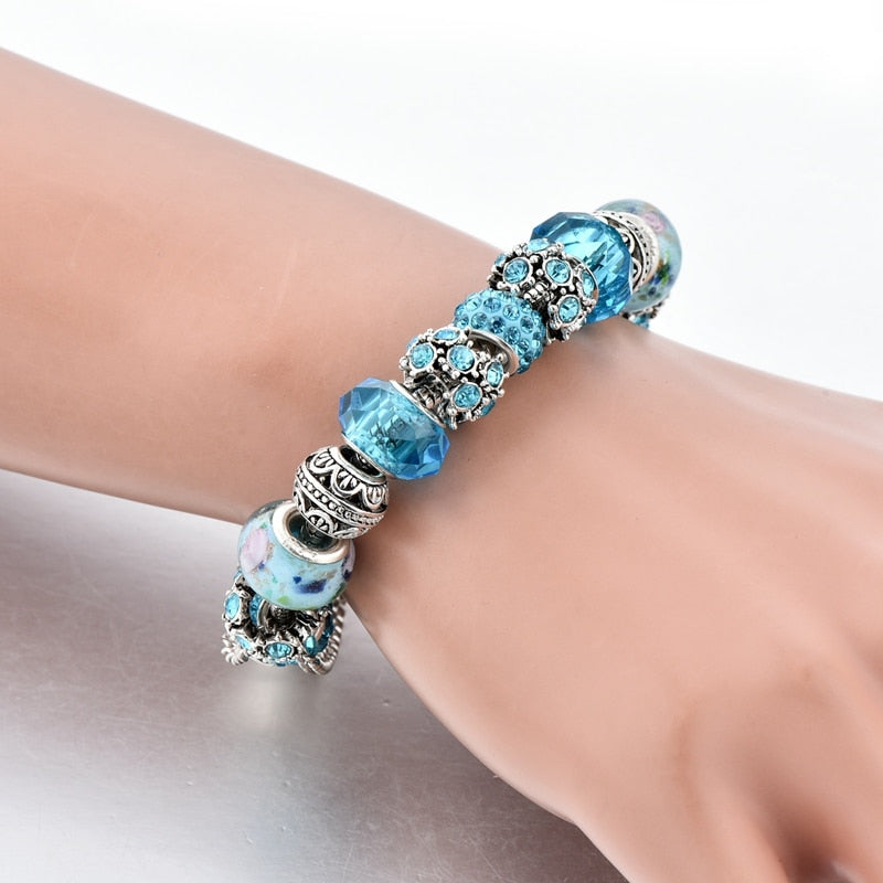 "Bohemiskt blått kristallarmband för kvinnor, elegant design med geometriska former och glittrande kristaller, hudvänligt."
