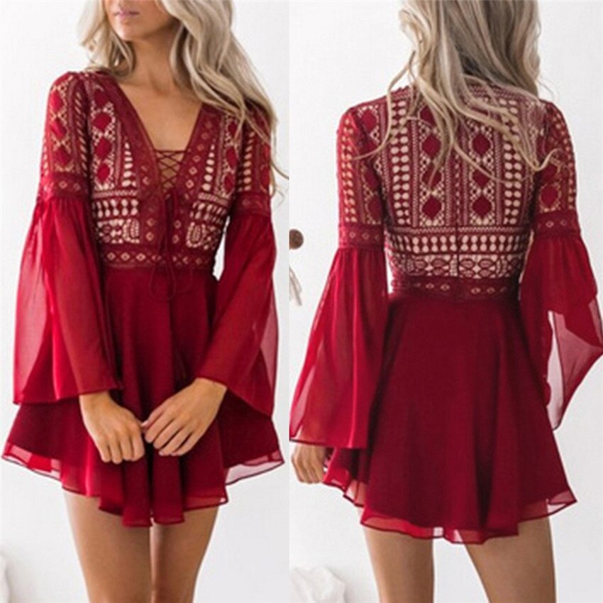 "Boho chic spetsklänning för damer med flare ärmar och vacker spetsdetalj, idealisk för sommarfester och strandpromenader."